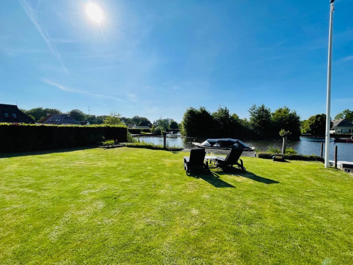 Vakantiehuis Aan Het Water In Friesland Sint Nicolaasga Exterior foto